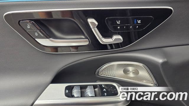 Mercedes-Benz E-Class 2024 — Photo 13/33