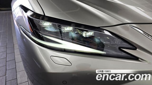 Lexus ES300h 2024 — Şəkil 32/35