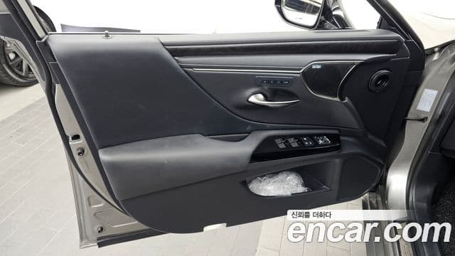 Lexus ES300h 2024 — Şəkil 25/35