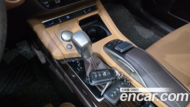 Lexus ES300h 2018 — Şəkil 16/30