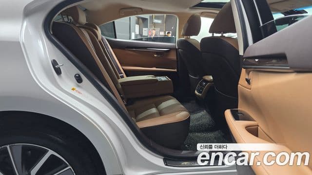 Lexus ES300h 2018 — Şəkil 21/30
