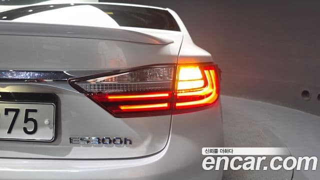 Lexus ES300h 2018 — Şəkil 13/30