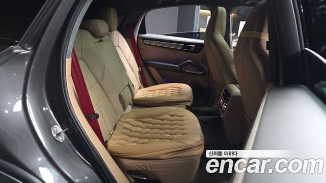 Porsche Cayenne 2021 — Photo 6/20