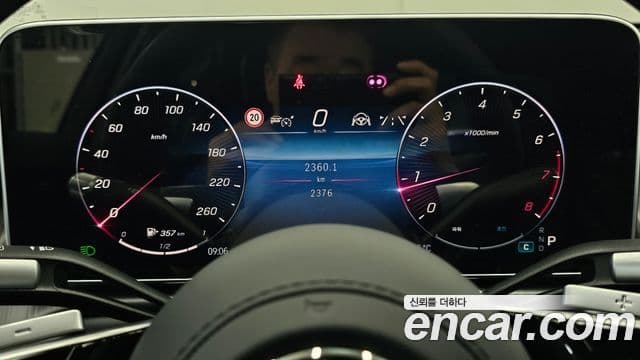 Mercedes-Benz S-Class 2025 — Photo 17/18