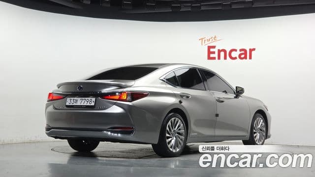Lexus ES300h 2019 — Photo 5/35