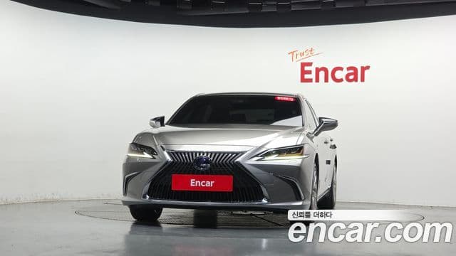 Lexus ES300h 2019 — Photo 18/35