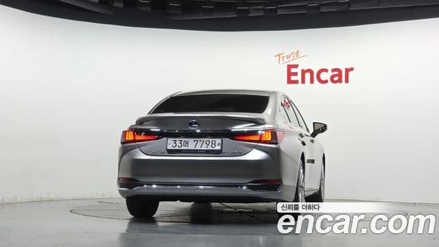Lexus ES300h 2019 — Photo 33/35