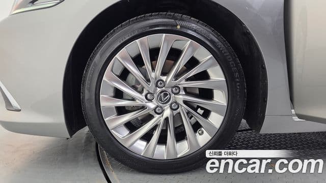 Lexus ES300h 2019 — Photo 28/35