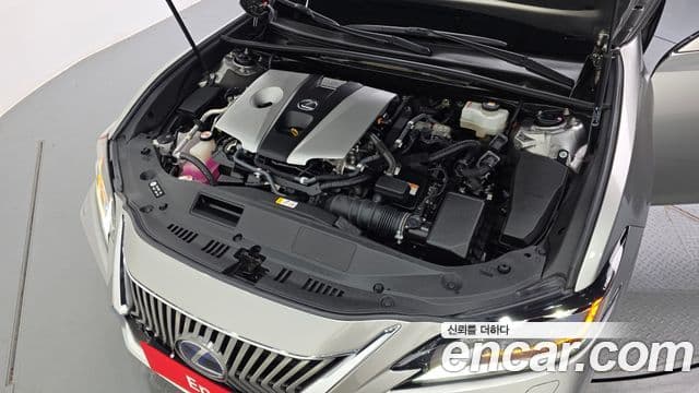Lexus ES300h 2019 — Photo 27/35
