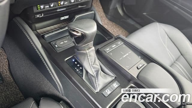 Lexus ES300h 2019 — Photo 2/35