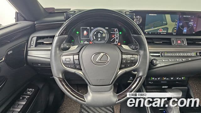 Lexus ES300h 2019 — Photo 31/35