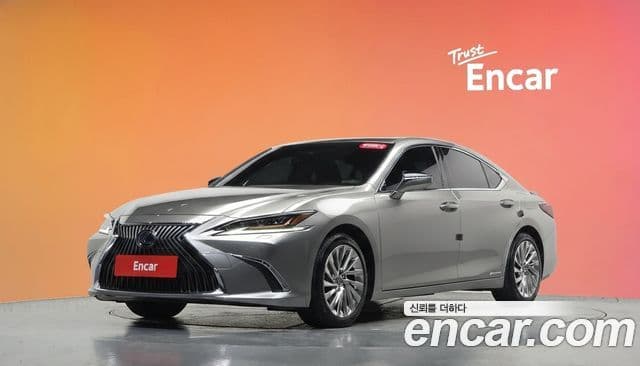 Lexus ES300h 2019 — Photo 8/35