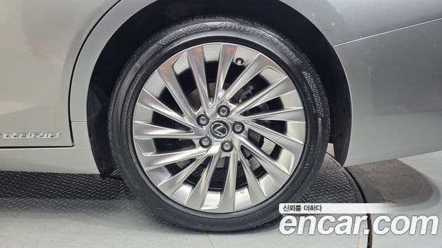 Lexus ES300h 2019 — Photo 10/35
