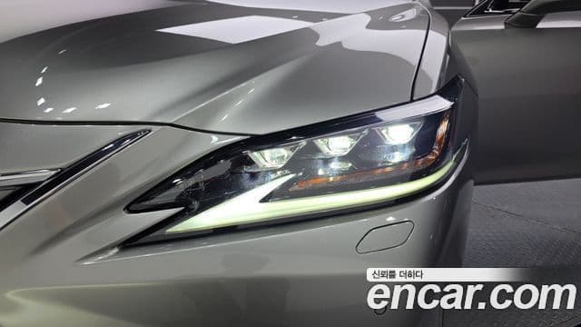 Lexus ES300h 2019 — Photo 32/35