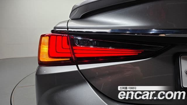 Lexus ES300h 2019 — Photo 24/35