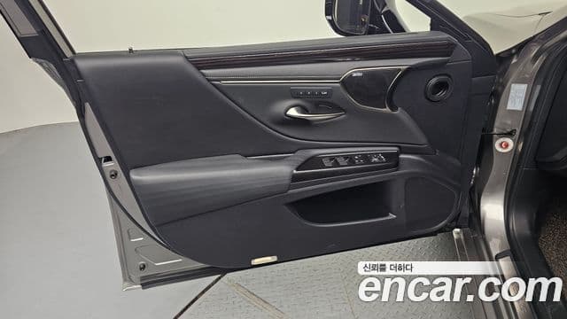 Lexus ES300h 2019 — Photo 20/35