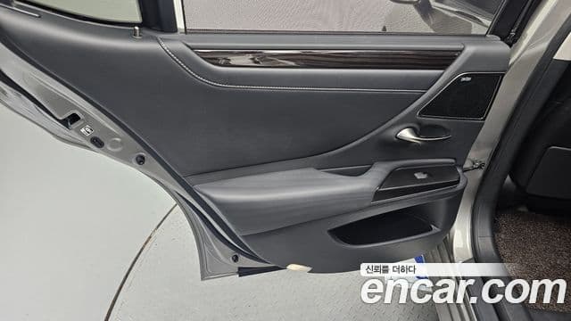 Lexus ES300h 2019 — Photo 34/35