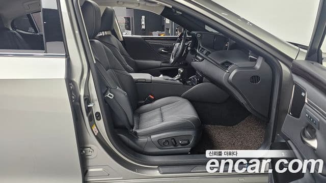 Lexus ES300h 2019 — Photo 35/35