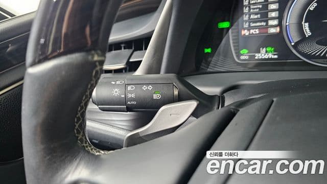 Lexus ES300h 2019 — Photo 22/35