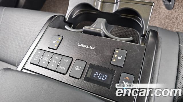 Lexus ES300h 2019 — Photo 15/35