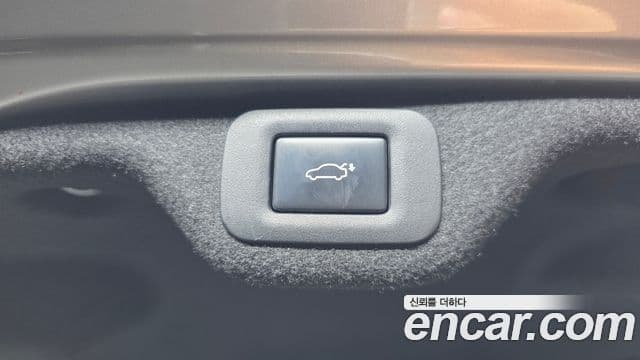 Lexus ES300h 2019 — Photo 23/35
