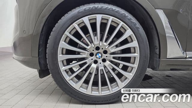BMW X7 2023 — Photo 23/31