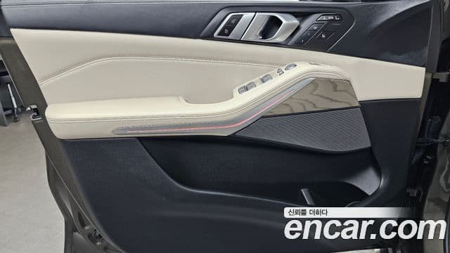 BMW X7 2023 — Photo 28/31