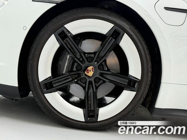 Porsche Taycan 2025 — ფოტო 15/20