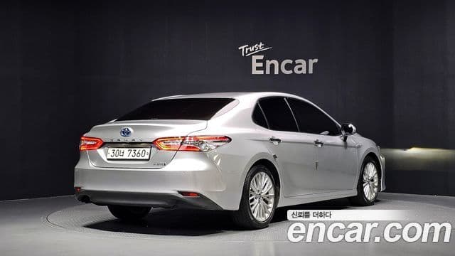 Toyota Camry 2018 — ფოტო 16/20