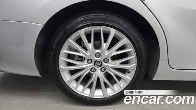 Toyota Camry 2018 — ფოტო 18/20
