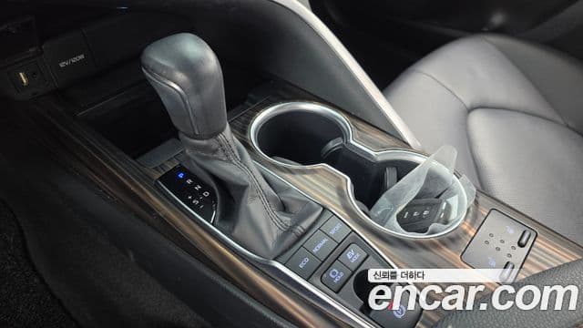 Toyota Camry 2018 — ფოტო 15/20
