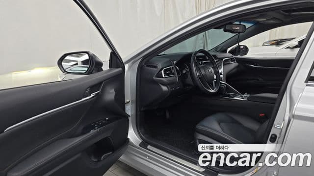 Toyota Camry 2018 — ფოტო 8/20