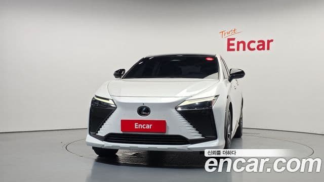 Lexus RZ450e 2023 — Şəkil 29/32