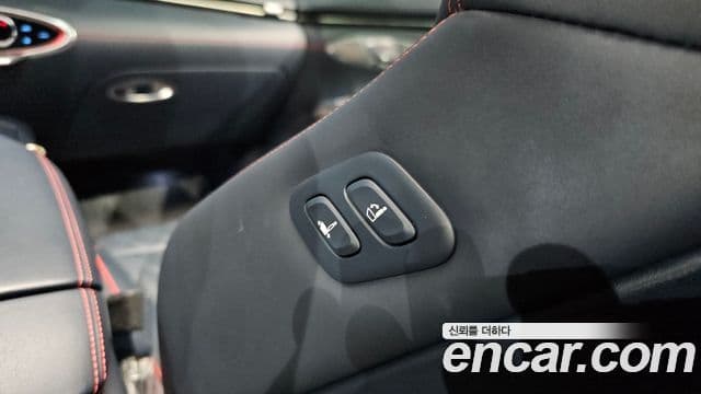 Genesis GV70 2021 — ფოტო 28/38