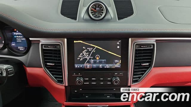 Porsche Macan 2018 — Şəkil 28/31