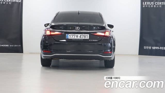 Lexus ES300h 2025 — Photo 1/15