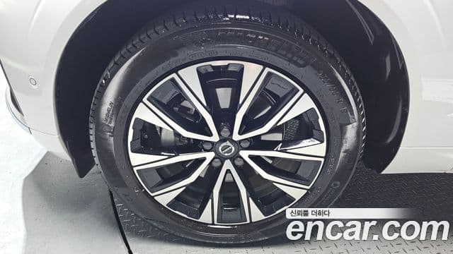 Volvo XC60 2024 — ფოტო 33/35