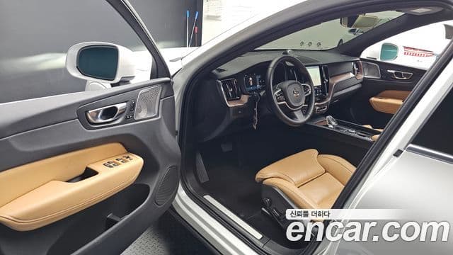 Volvo XC60 2024 — ფოტო 13/35