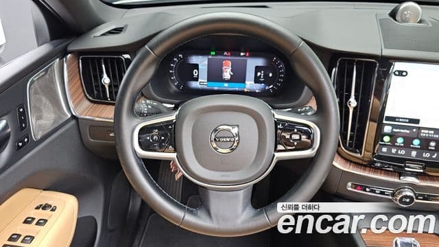 Volvo XC60 2024 — ფოტო 6/35