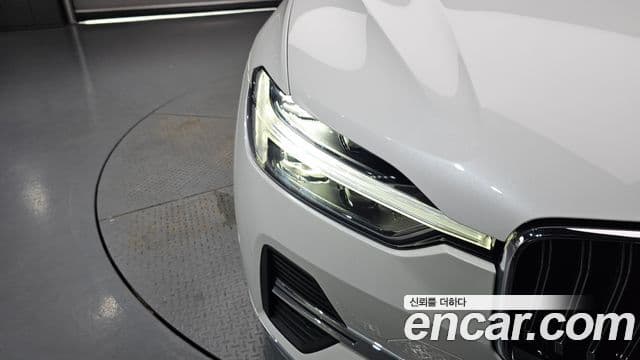 Volvo XC60 2024 — ფოტო 8/35