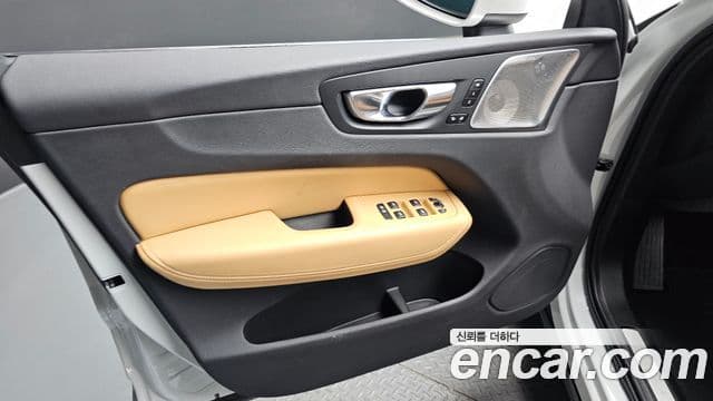 Volvo XC60 2024 — ფოტო 32/35