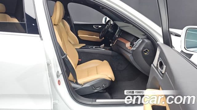 Volvo XC60 2024 — ფოტო 28/35
