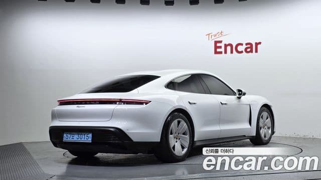 Porsche Taycan 2022 — ფოტო 25/37