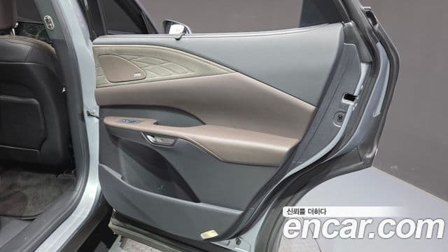 Lexus RX350h 2023 — ფოტო 8/37