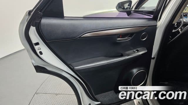 Lexus NX300h 2018 — Photo 21/34