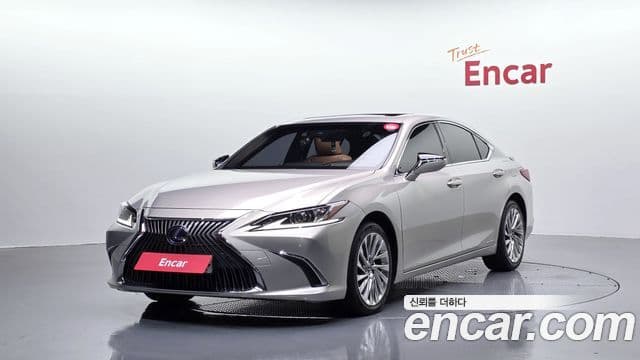 Lexus ES300h 2019 — Photo 17/34