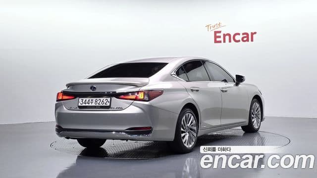 Lexus ES300h 2019 — Photo 33/34