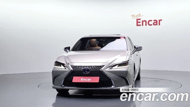 Lexus ES300h 2019 — Photo 23/34