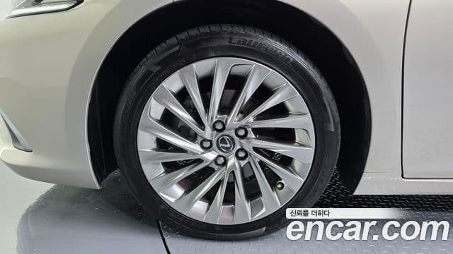 Lexus ES300h 2019 — Photo 30/34