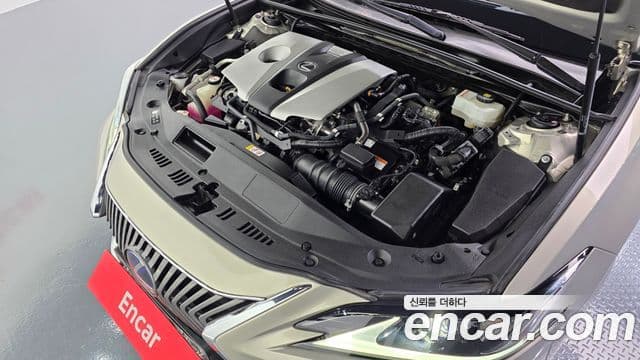 Lexus ES300h 2019 — Photo 32/34